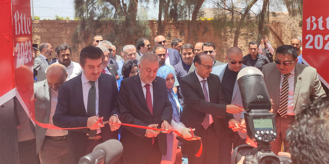 Geçtiğimiz hafta 38 firma ve 65 iş insanının katıldığı Libya'daki ‘Türk İhraç Ürünleri Fuarı’ sona erdi. Dış Ekonomik İlişkiler Kurulu (DEİK) Türkiye-Libya İş Konseyi Başkanı Murtaza Karanfil, 2012 yılından bugüne kadar geçen 11 yılın ardından Bingazi'de ilk kez bir Türk fuarı düzenlendiğine vurgu yaparak, "Libya ile olan 15 milyar dolarlık ticaret hacmi hedefimize bu fuar ile daha da yaklaştık" dedi.