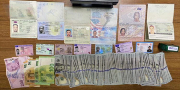 Yurt dışına sahte pasaport göndermeye çalışan 3 kişi gözaltında