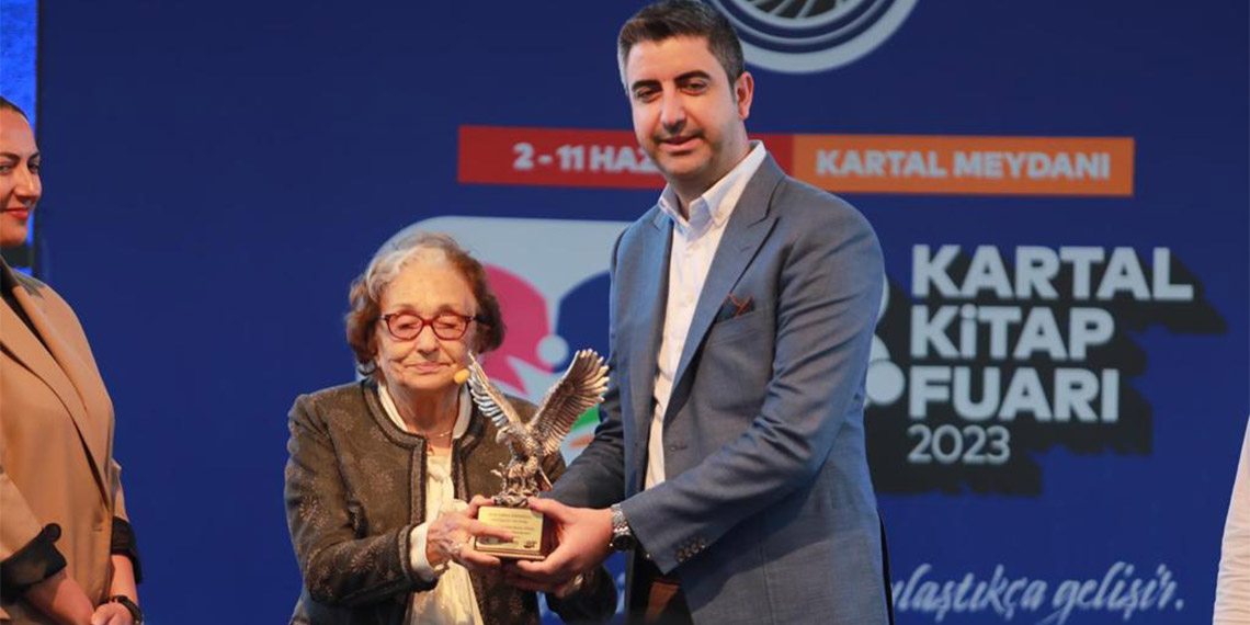Kartal Belediyesi tarafından düzenlenen 3’üncü Kartal Kitap Fuarı’nda yazar Gülten Dayıoğlu'na onur ödülü verildi. Dayıoğlu’na ödülünü Belediye Başkanı Gökhan Yüksel takdim etti.