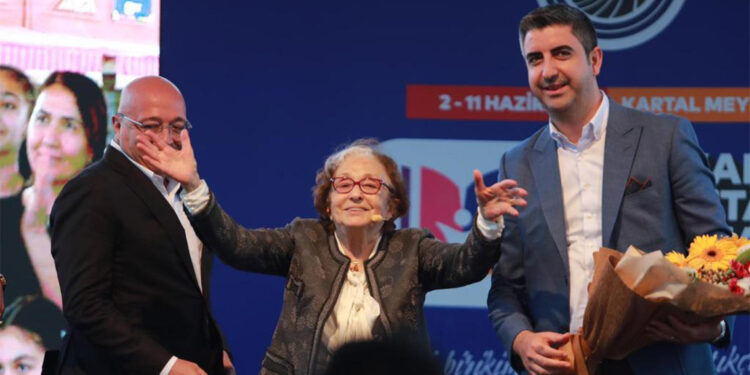 Gülten Dayıoğlu'na onur ödülü verildi