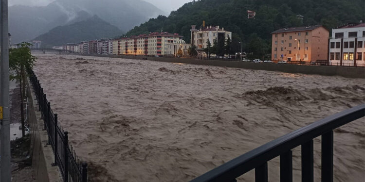 Kastamonu'da dere suları yükseldi evleri su bastı
