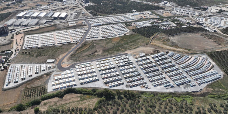 1464 konteynerlik geçici yaşam merkezi teslim edildi