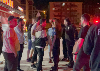 Oturma yeri kavgasına müdahale eden polislere saldırı