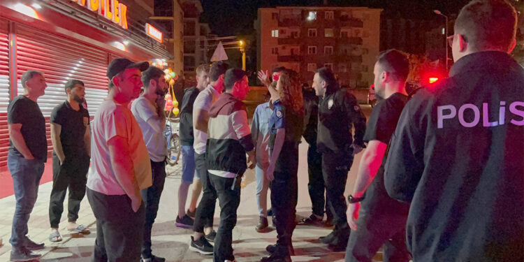 Oturma yeri kavgasına müdahale eden polislere saldırı