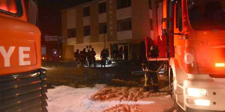 Mobilya fabrikasında çıkan yangın söndürüldü