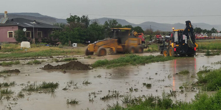 Kayseri'de sağanak nedeniyle evleri su bastı