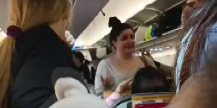 Kazablanka uçağına girmeye çalışan yolcu olay çıkardı