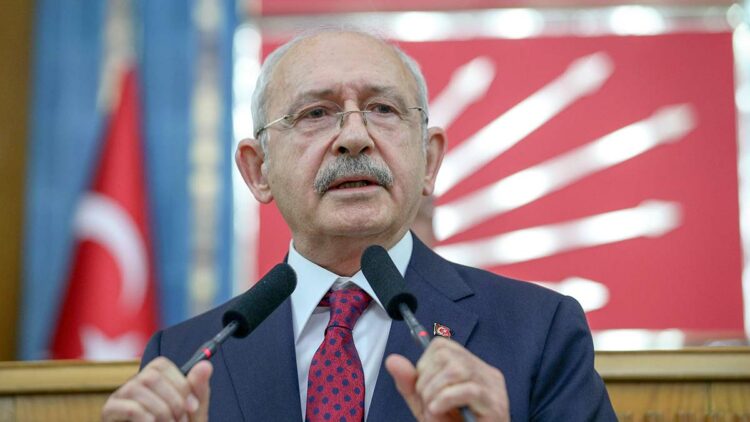 Kılıçdaroğlu darbedilen gazeteci ile görüştü