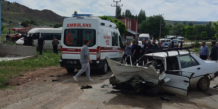 Ön teker aksı kopan otomobil öğrenci servisine çarptı; 17 yaralı