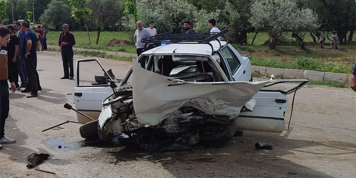 Ön teker aksı kopan otomobil öğrenci servisine çarptı; 17 yaralı