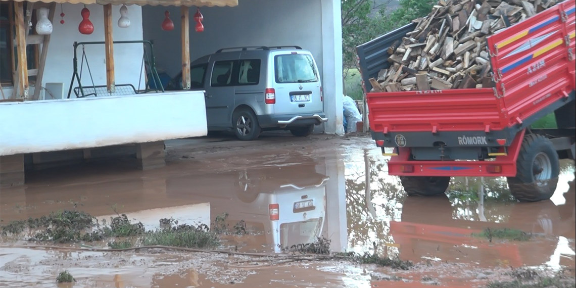Kırıkkale'de sağanak sele neden oldu; dereler taştı, ahır ve evleri su bastı. Yağışın ardından derelerin taşması sonucu sel suları nedeniyle müstakil bir evde çökme meydana gelirken, bazı ekili araziler, ahırlar ve evler su altında kalarak zarar gördü.