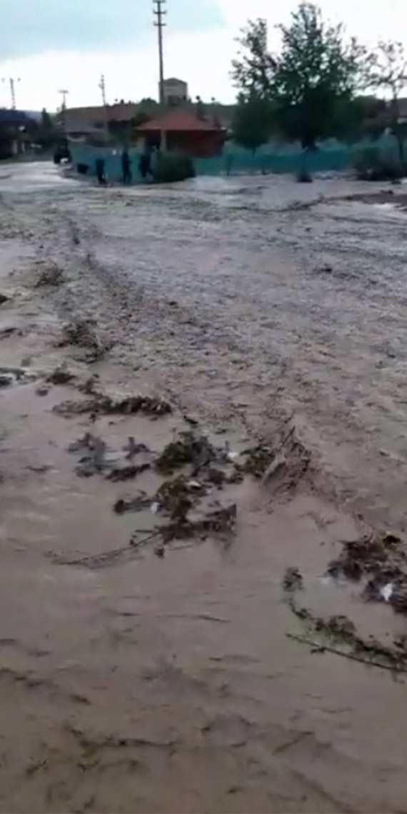 Kırıkkale'de sağanak sele neden oldu; Sel nedeniyle Çeritkale köyündeki bir ahırı su basması sonucu 20 küçükbaş öldü.