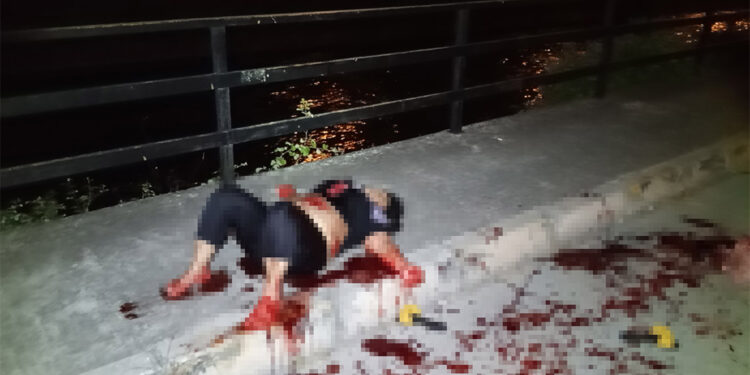 Kıskançlık krizine girdi, defalarca bıçakladı