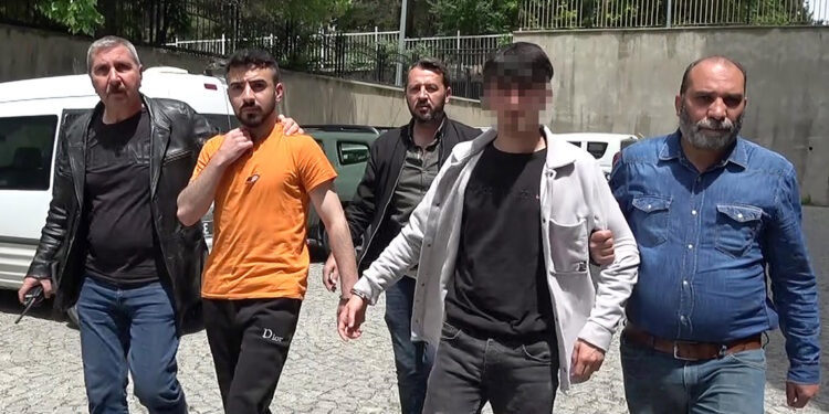 kız arkadaşlarına laf atanı bıçaklayarak öldürdü