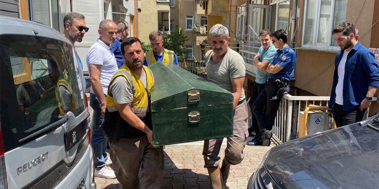 Kömür deposunu yıkarken istinat duvarı üzerine çöktü