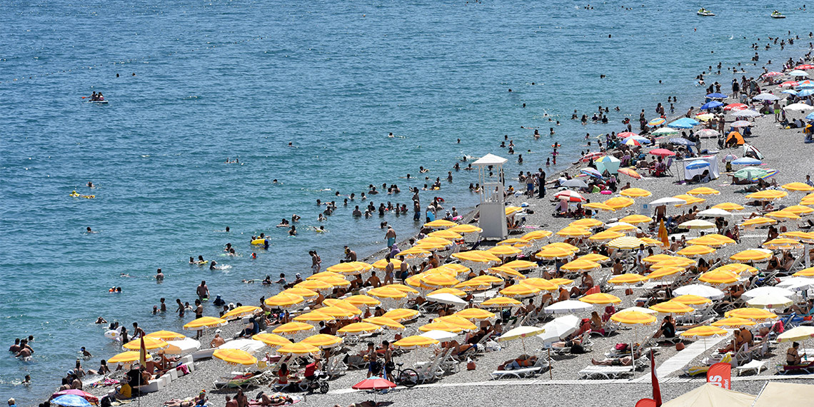 Konyaaltı Sahili'nde her keseye uygun eğlence