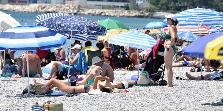 Konyaaltı Sahili'nde her keseye uygun eğlence
