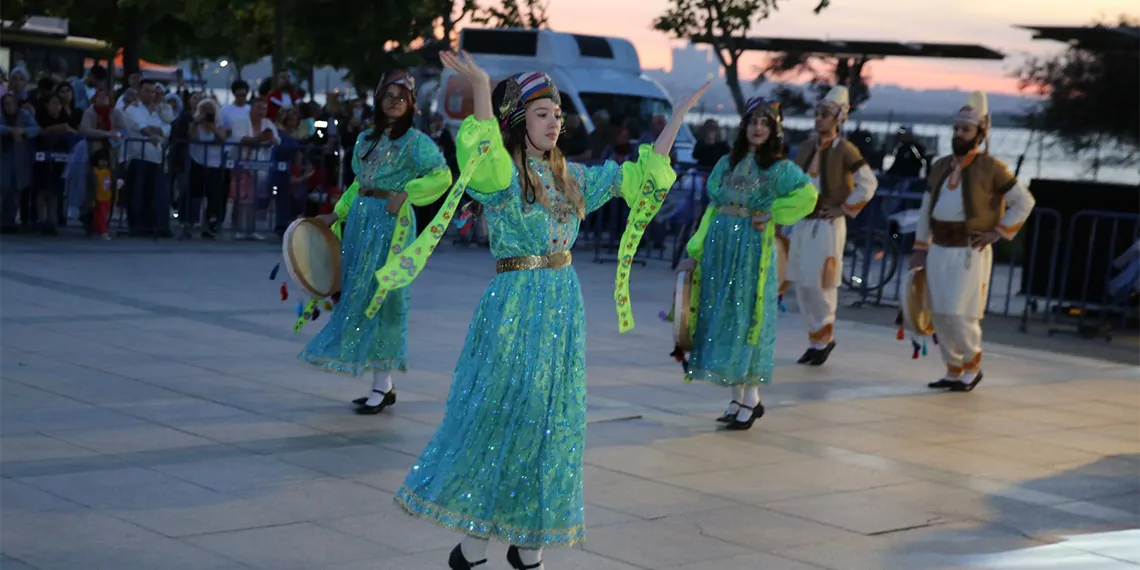 Küçükçekmece belediyesi ve seiba uluslararası hikaye anlatıcılığı merkezi'nin bu yıl 4'üncüsünü gerçekleştirdiği uluslararası 'masal i̇stanbul festivali', 'güneşe uzanan masallar' temasıyla, göl kenarı amfi tiyatro'da başladı.