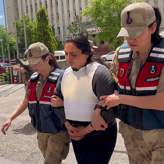 Kürekle bayıltıp balta ve tırpanla öldürmüşler