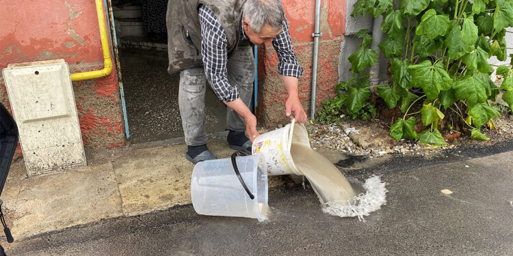 Kütahya'da sağanak; 50'ye yakın evi su bastı