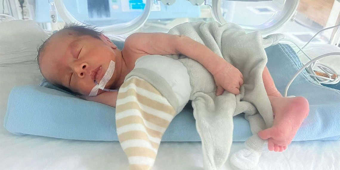 İzmir'in Aliağa ilçesinde yaşayan Zeliha Tütüncüoğlu (36) ve Melih Tütüncüoğlu (39) çiftinin 32'nci haftada dünyaya gelen ilk kızları Lila bebek, toplam 47 gün kuvözde kaldıktan sonra ailesine kavuştu.