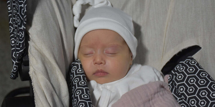 Lila bebek kuvözden çıktı