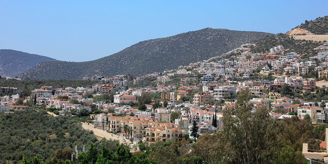 Antalya'nın Kaş ilçesinde pandemi döneminde revaçta olup, izole tatilin adresi olarak gösteren lüks villalarda bayram öncesi doluluk oranı yüzde 70'i buldu.