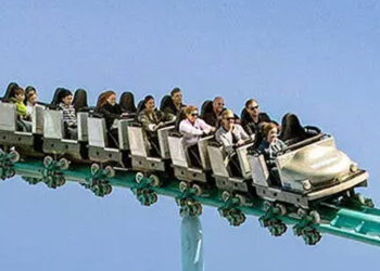 İsveç'te lunaparkta hız treni raydan çıktı