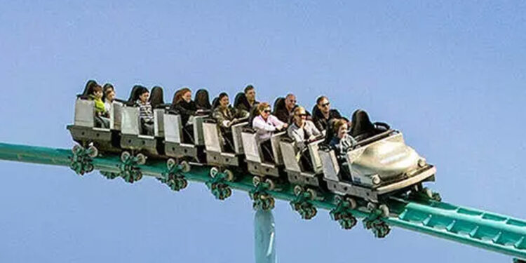 İsveç'te lunaparkta hız treni raydan çıktı