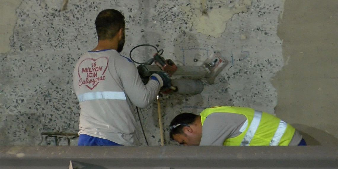 Dökülen beton parçalarının altında midye kabukları ve çürümüş demirler çıkan Maltepe Köprüsü'nden karot örneği alındı.