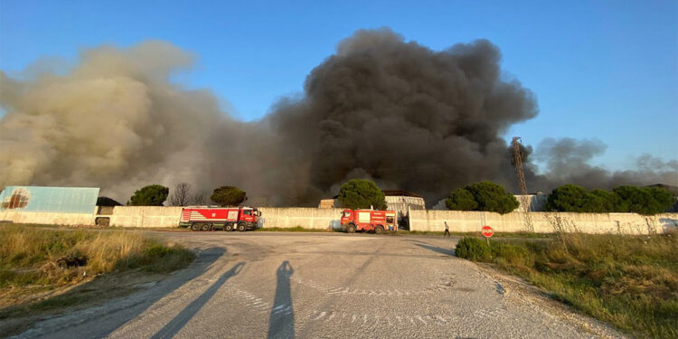 Manisa'da geri dönüşüm tesisinde yangın devam ediyor