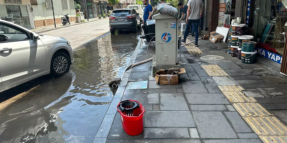 Manisa'daki sağanakta 223 ev ve iş yeri ile akhisar mustafa kirazoğlu devlet hastanesi'ni su bastı.