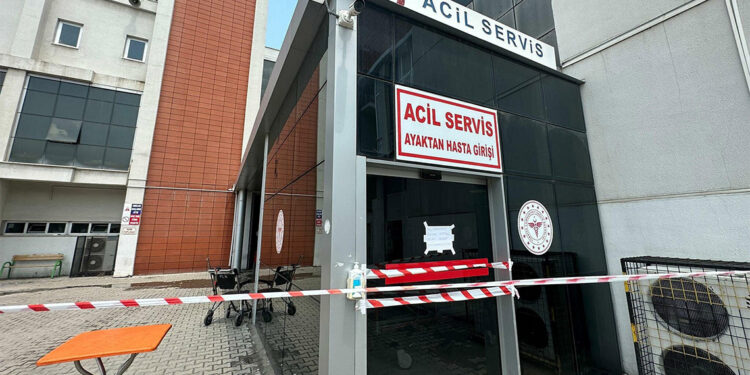Manisa'daki sağanakta devlet hastanesini su bastı