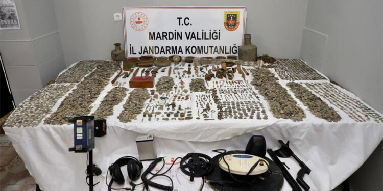 Mardin'de bir evde 22 bin adet tarihi eser ele geçirildi