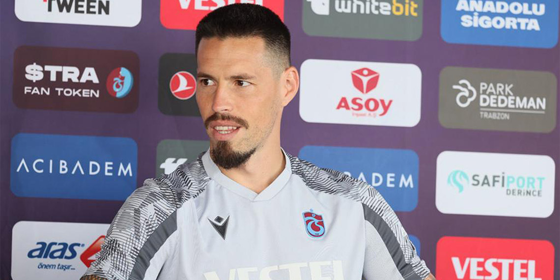 Trabzonspor'un 35 yaşındaki Slovak futbolcusu Marek Hamsik futbolculuk kariyerini sonlandırdığını açıkladı