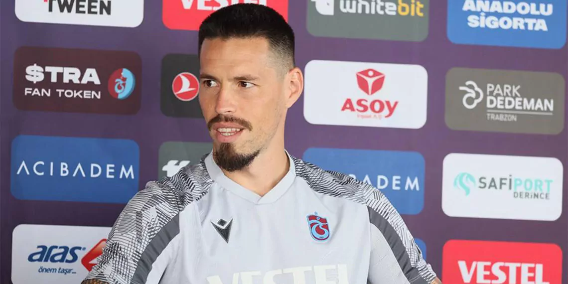 Trabzonspor'un 35 yaşındaki slovak futbolcusu marek hamsik futbolculuk kariyerini sonlandırdığını açıkladı