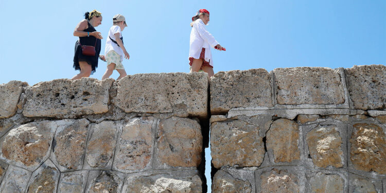 Mendirekteki derin çatlaklar gün geçtikçe büyüdü