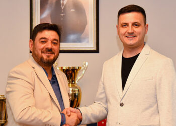 Menemen Futbol Kulübü'nde beklenen devir gerçekleşti