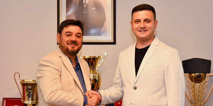 Menemen Futbol Kulübü'nde beklenen devir gerçekleşti