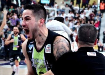 Arca Tülüoğlu takımdan ayrıldı