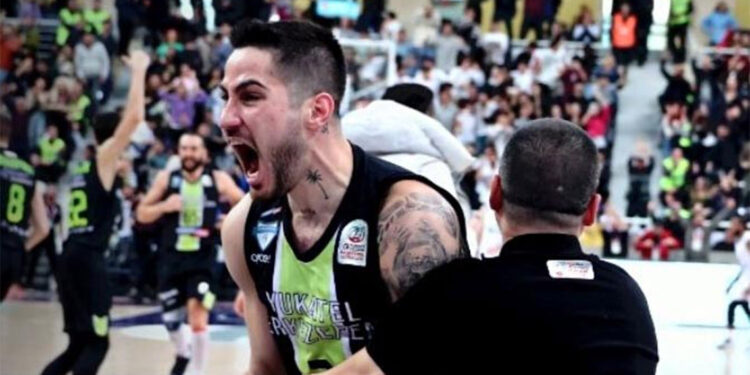 Arca Tülüoğlu takımdan ayrıldı