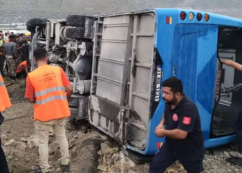 Akkuyu NGS işçilerinin taşındığı midibüs devrildi