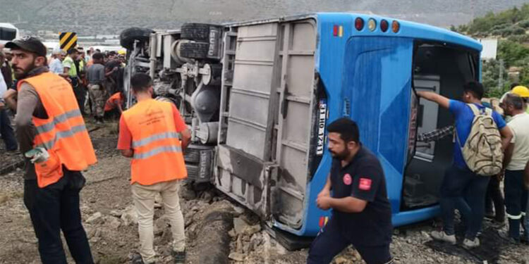Akkuyu NGS işçilerinin taşındığı midibüs devrildi
