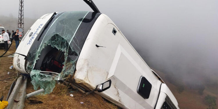 Mersin'de yolcu otobüsü şarampole yuvarlandı