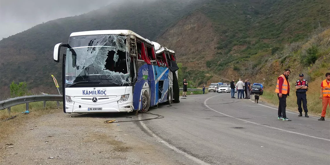 Mersin'de yolcu otobüsü şarampole yuvarlandı, çok sayıda kişi yaralandı. Araçtan çıkarılan yaralılar, hastanelere kaldırıldı.