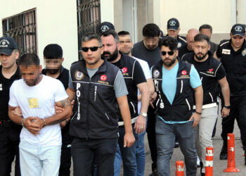 Midelerinde uyuşturucu taşıyan şüpheliler yakalandı