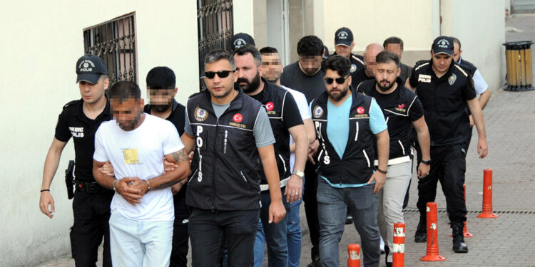 Midelerinde uyuşturucu taşıyan şüpheliler yakalandı