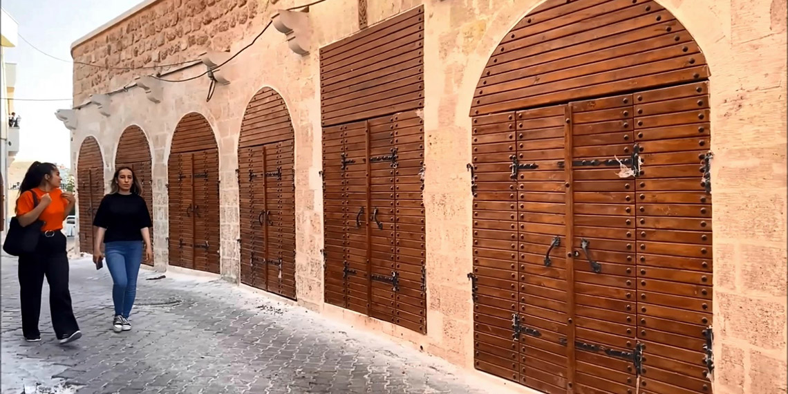 Mardin’in Midyat ilçesinde yöresel mimariye uygun şekilde yürütülen restorasyon çalışmalarında Işıklar Mahallesi'ndeki 500 yıllık çarşıdaki iş yerlerinin estetik görünümlü dış kapıları monte edildi, 15 bin metrekare cephe iyileştirmesi ve 5 kilometrelik alanda sokak sağlıklaştırması yapıldı.