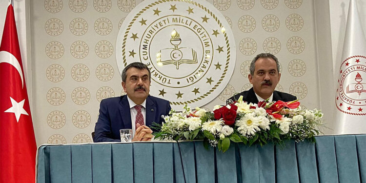 Yusuf Tekin Mahmut Özer'den görevi devraldı