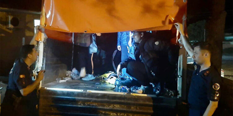 Kamyonunun kasasında 41 kaçak göçmen yakalandı